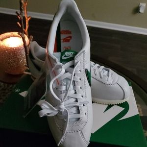 Autograph Millie Bobby Brown Nike Cortez